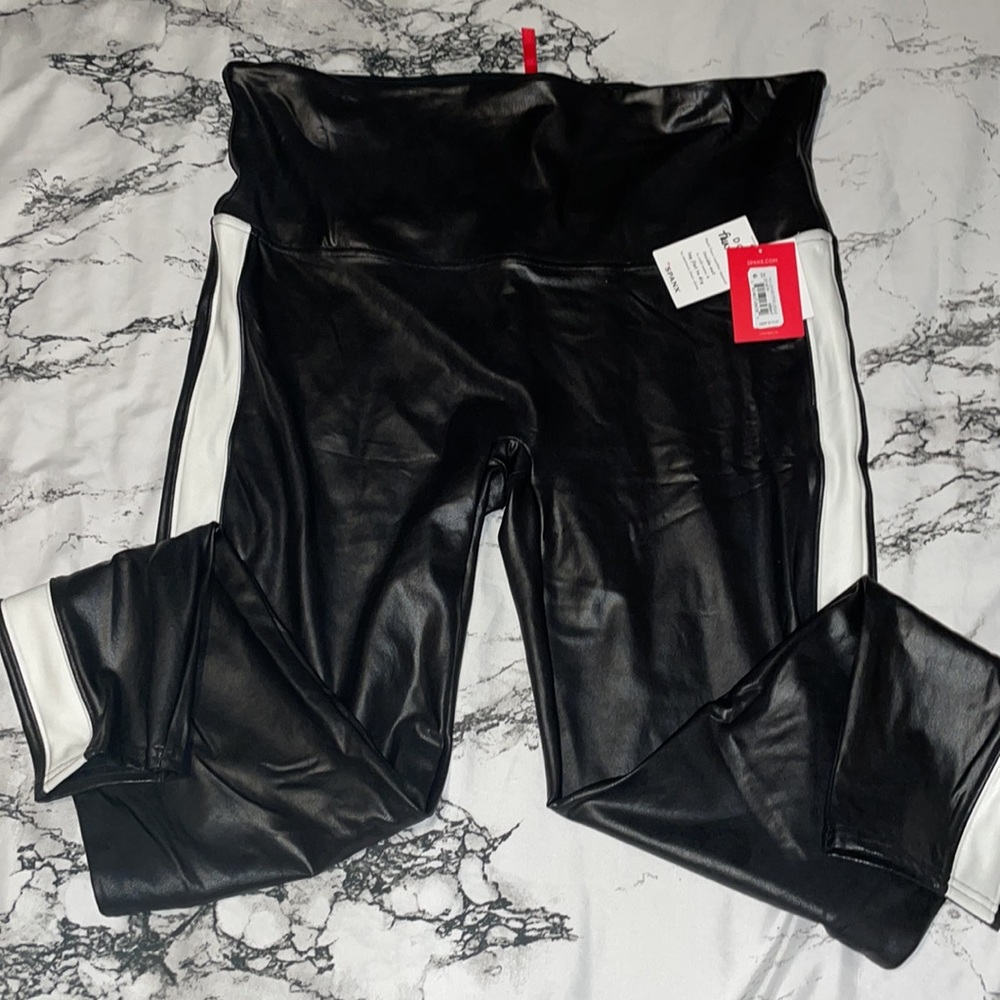 Spanx Black & White Striped High Rise Faux Leather Leggings plus Size 3X - Picture 4 of 7